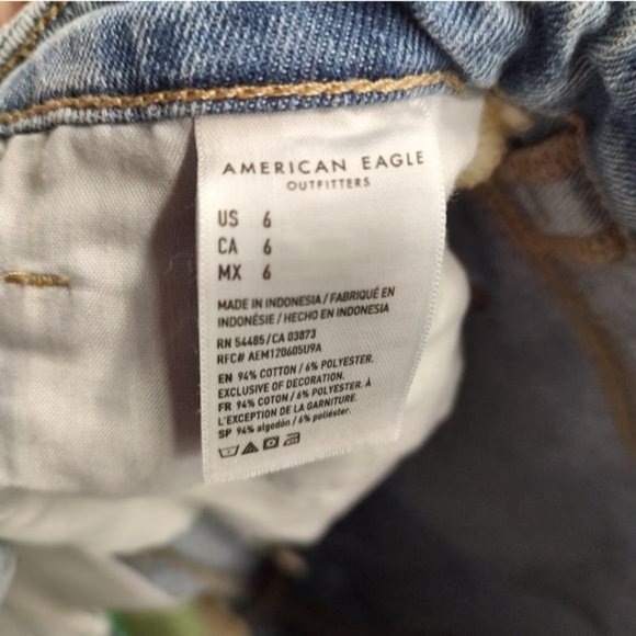Ladies size 6 American Eagle super distressed mom jean shorts - Picture 9 of 9